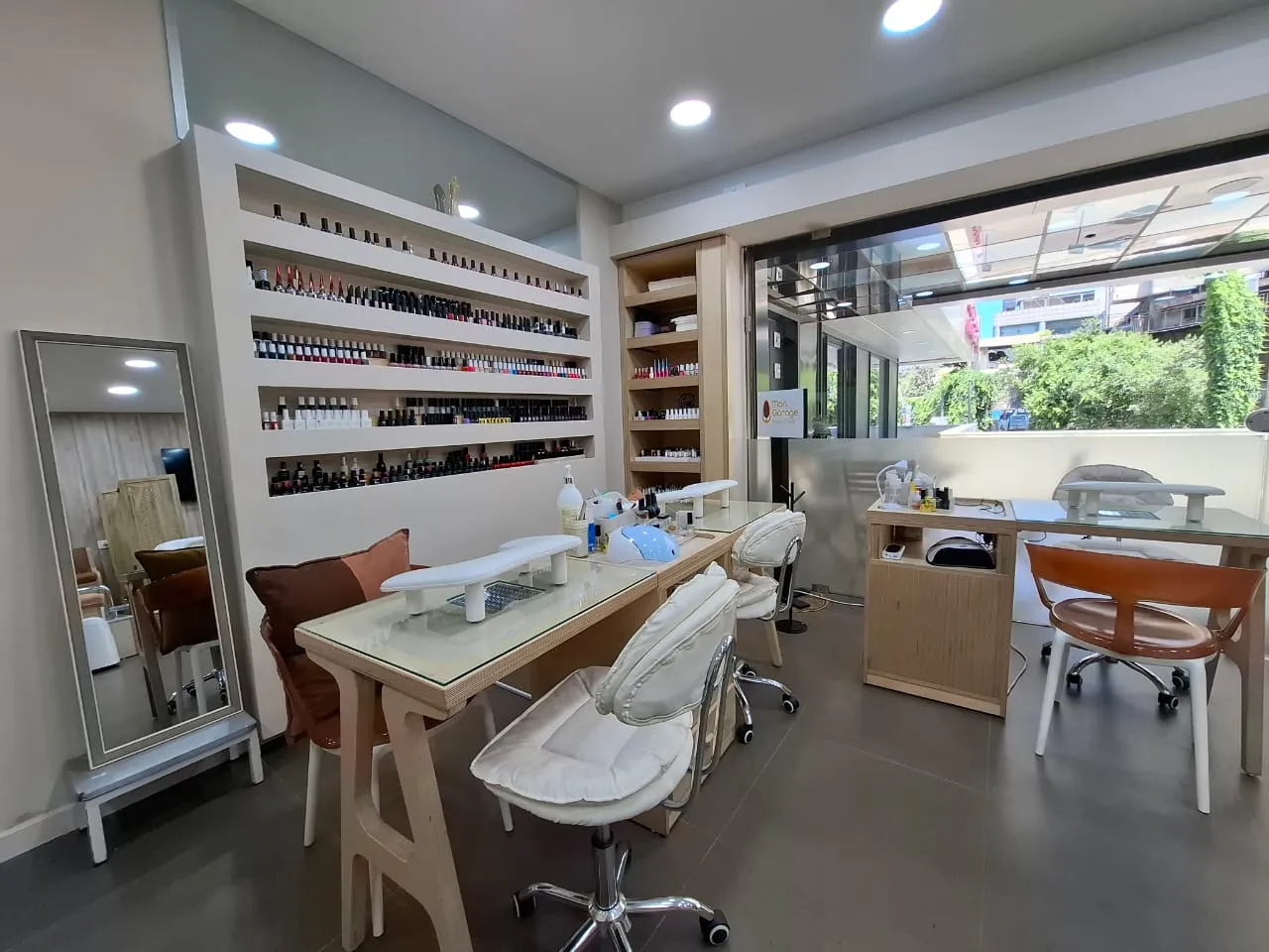 50 Square Meter Decorated Shop for Rent In Kaslik — الصورة 4