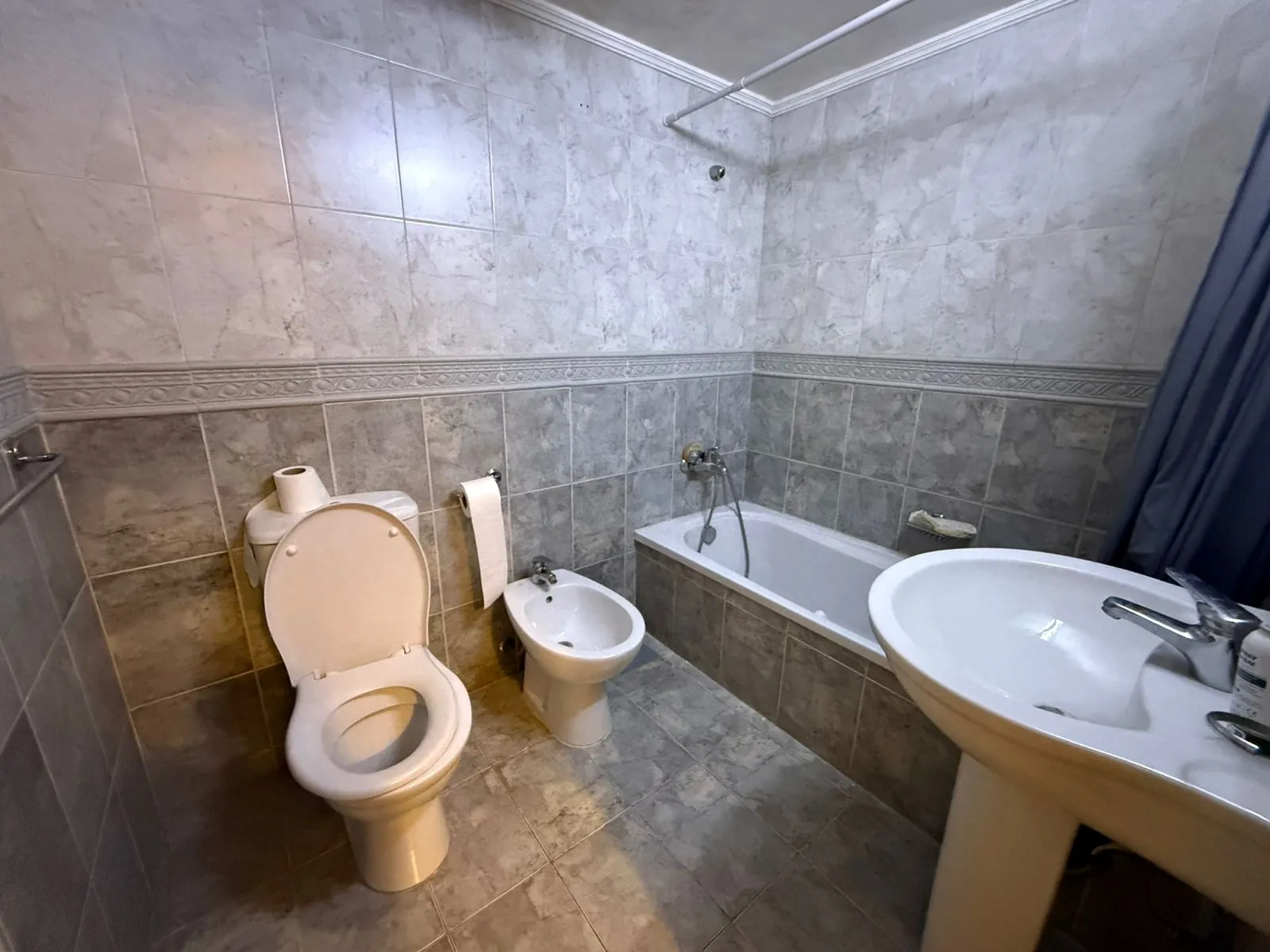 Partly Furnished Apartment for Rent in Adma with a Garden — الصورة 8
