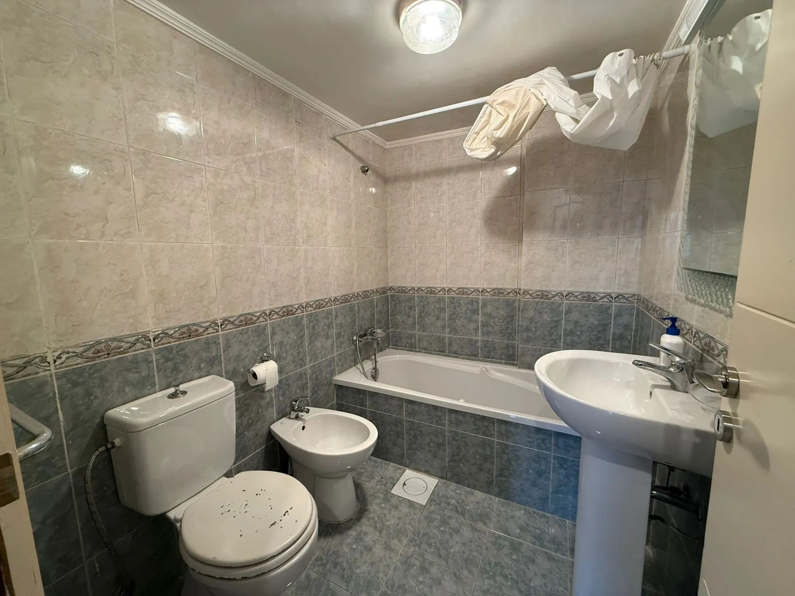 Partly Furnished Apartment for Rent in Adma with a Garden — الصورة 9