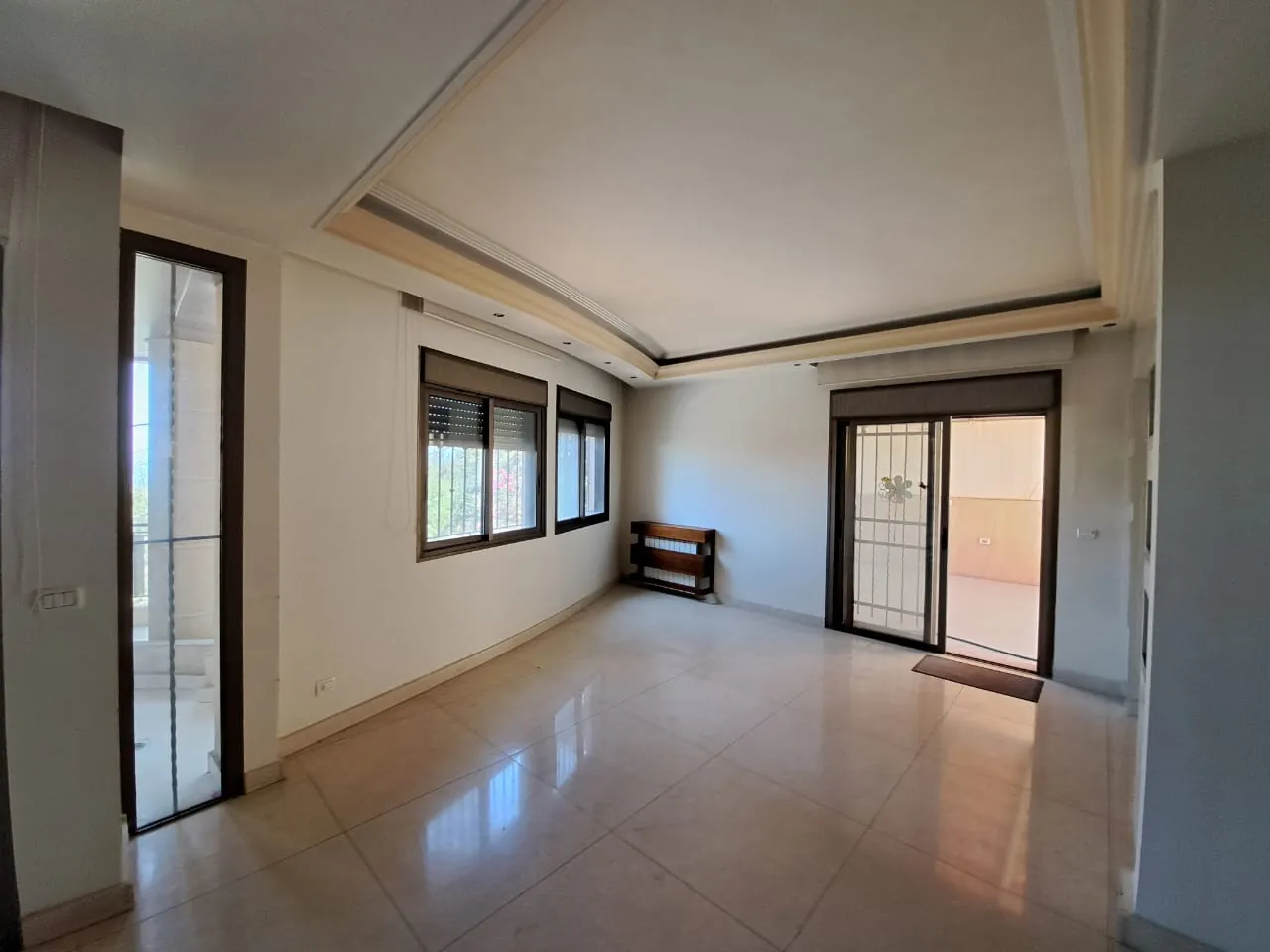 Decorated Apartment with 200 SQM Terrace For Sale In A Prime Location In Bsalim — الصورة 2