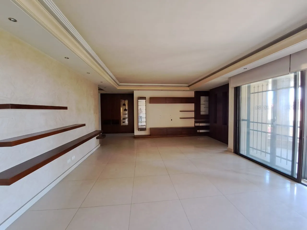 Decorated Apartment with 200 SQM Terrace For Sale In A Prime Location In Bsalim — الصورة 4