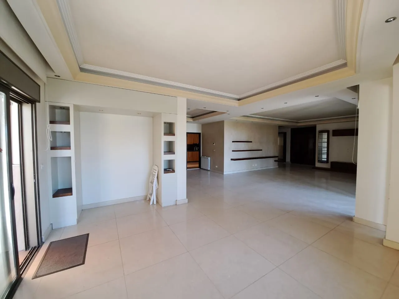 Decorated Apartment with 200 SQM Terrace For Sale In A Prime Location In Bsalim — الصورة 5