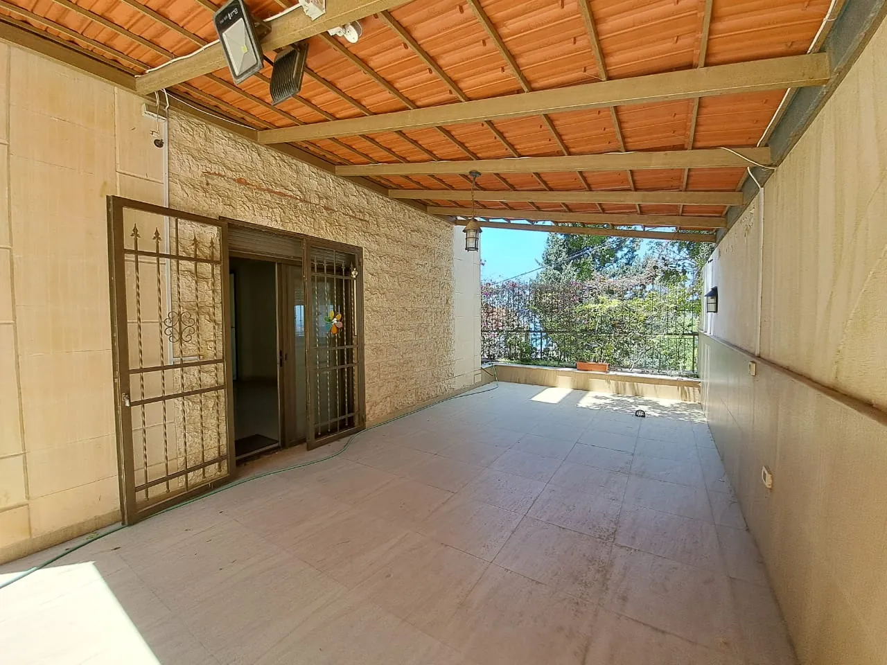 Decorated Apartment with 200 SQM Terrace For Sale In A Prime Location In Bsalim — الصورة 6