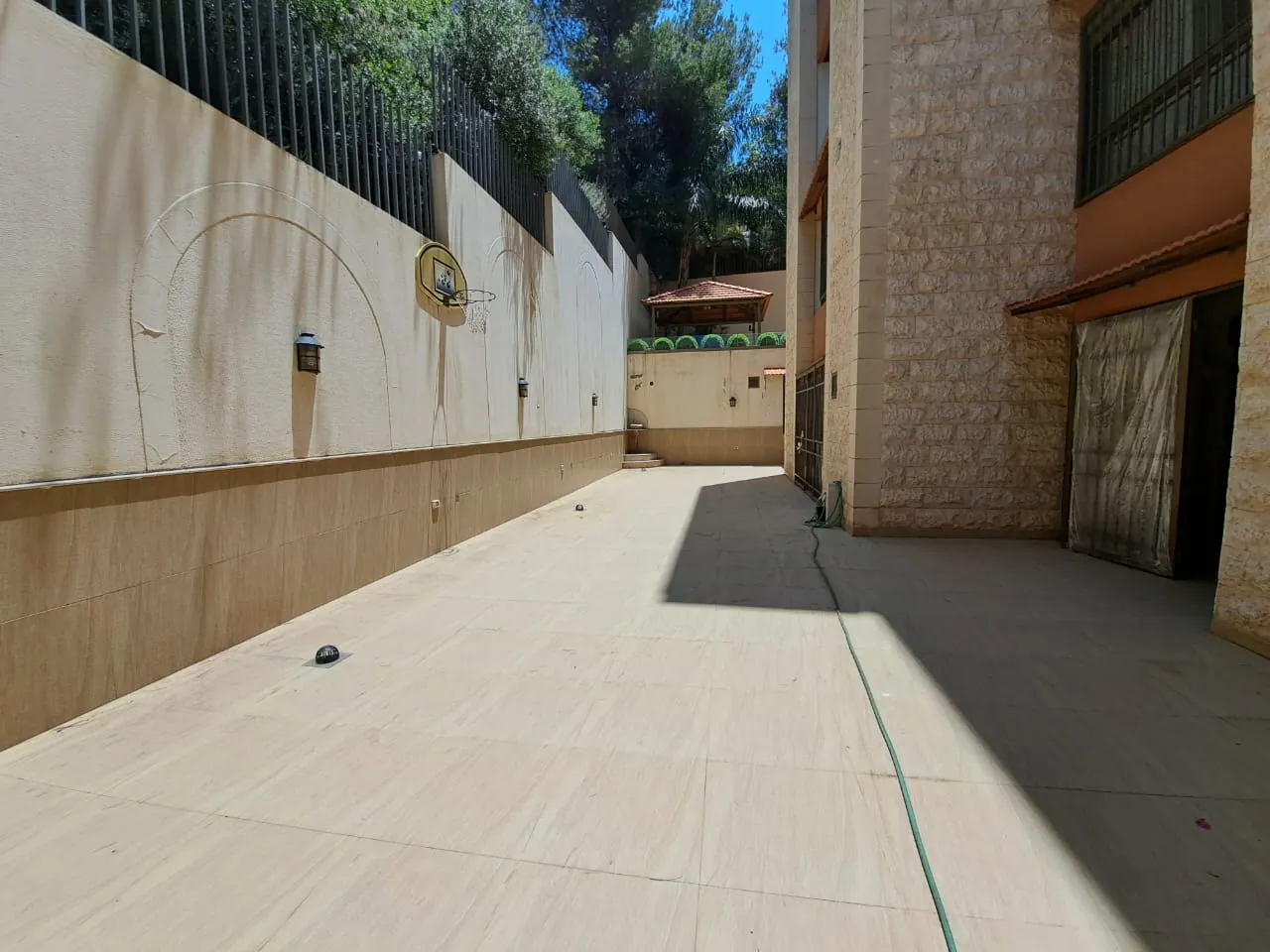 Decorated Apartment with 200 SQM Terrace For Sale In A Prime Location In Bsalim — الصورة 7