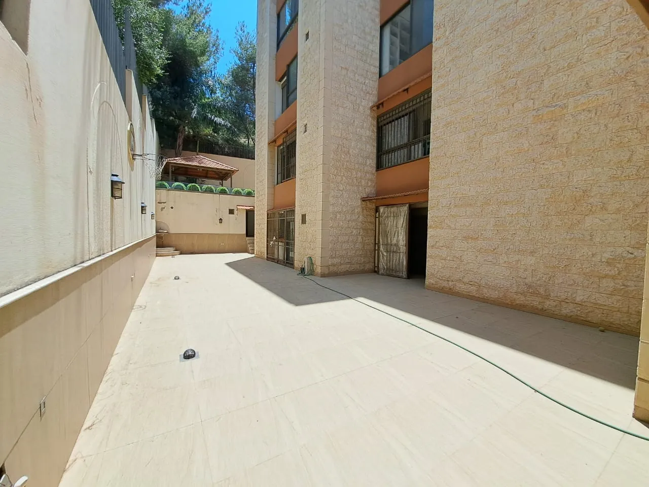 Decorated Apartment with 200 SQM Terrace For Sale In A Prime Location In Bsalim — الصورة 8