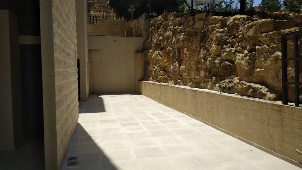Spacious Apartment With Big Terrace for Sale In A Calm Area In Bsalim — الصورة 3