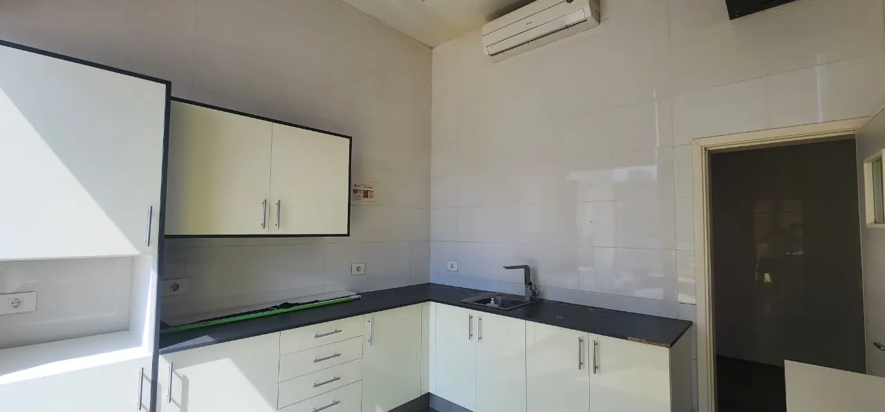 Modern Office With Big Terrace for Rent in Horsh Tabet — الصورة 2