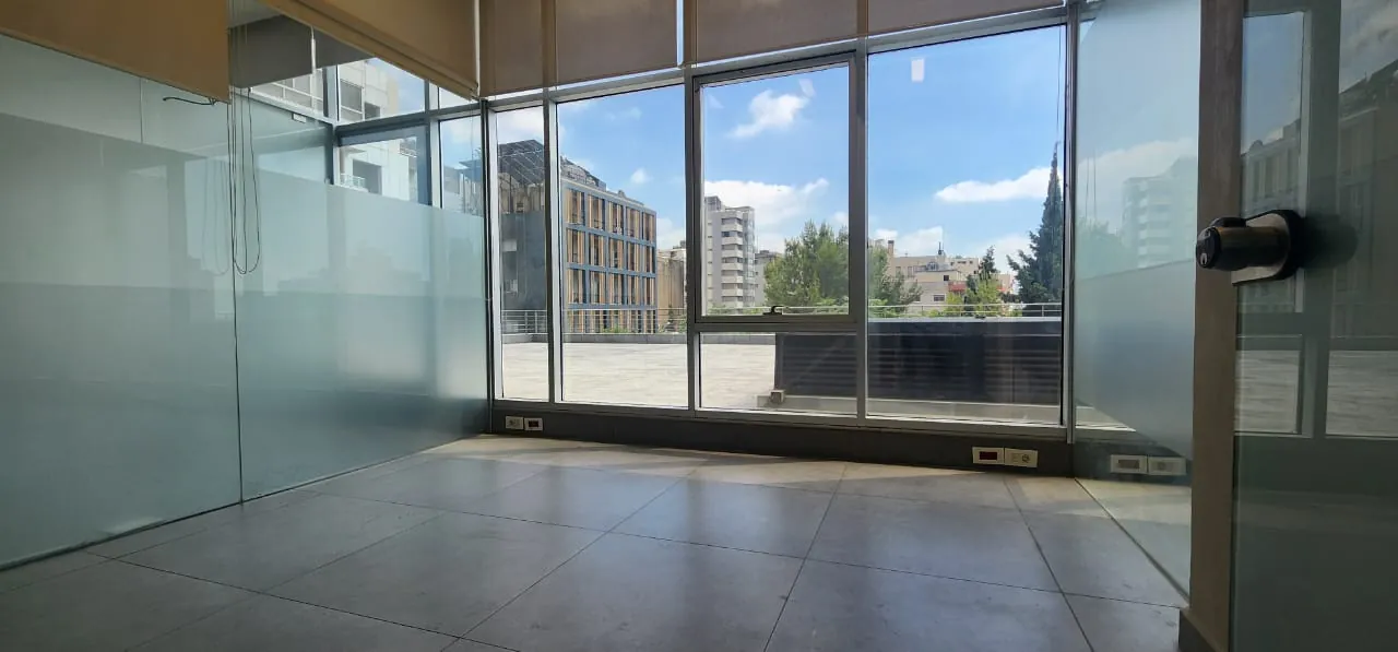 Modern Office With Big Terrace for Rent in Horsh Tabet — الصورة 3