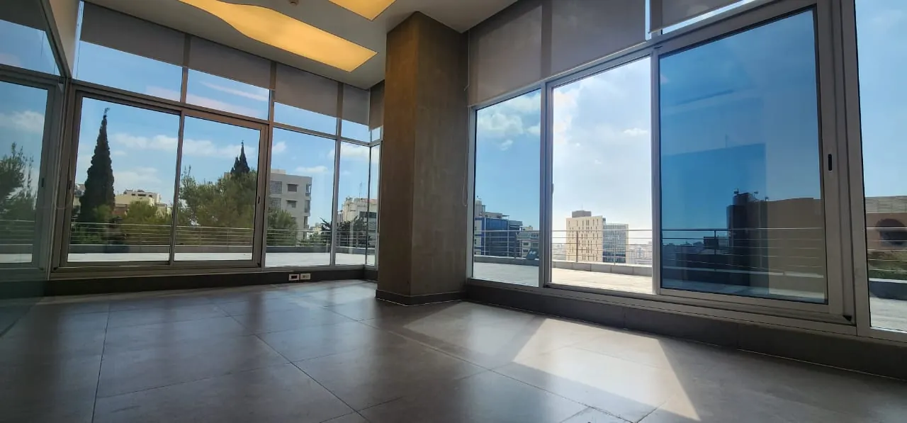 Modern Office With Big Terrace for Rent in Horsh Tabet — الصورة 4