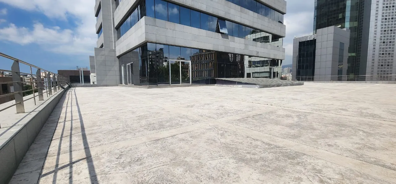 Modern Office With Big Terrace for Rent in Horsh Tabet — الصورة 5