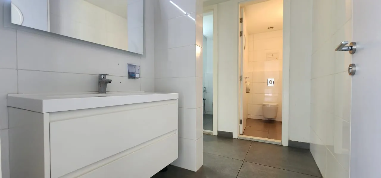 Modern Office With Big Terrace for Rent in Horsh Tabet — الصورة 6