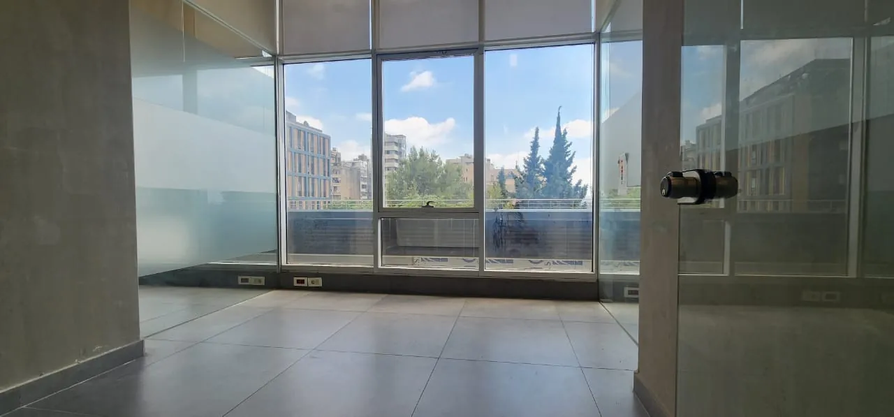 Modern Office With Big Terrace for Rent in Horsh Tabet — الصورة 8