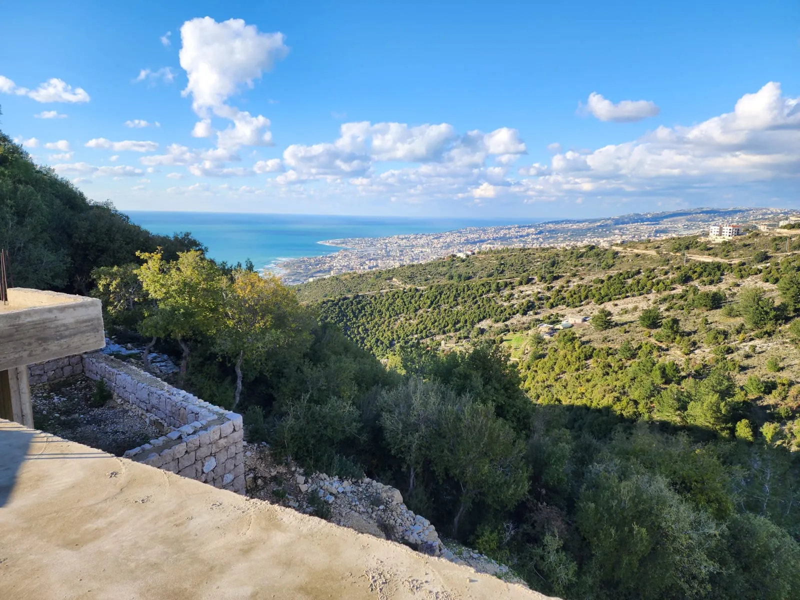 1000 SQM Building For Sale In Halat With A Beautiful View — الصورة 2