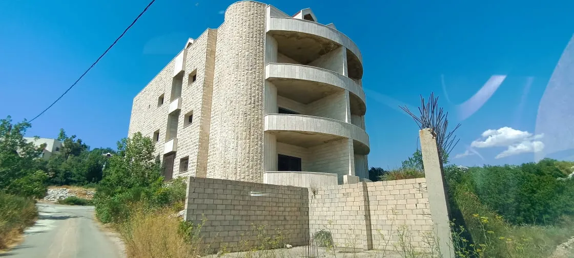 1000 SQM Building for Sale in Feytroun