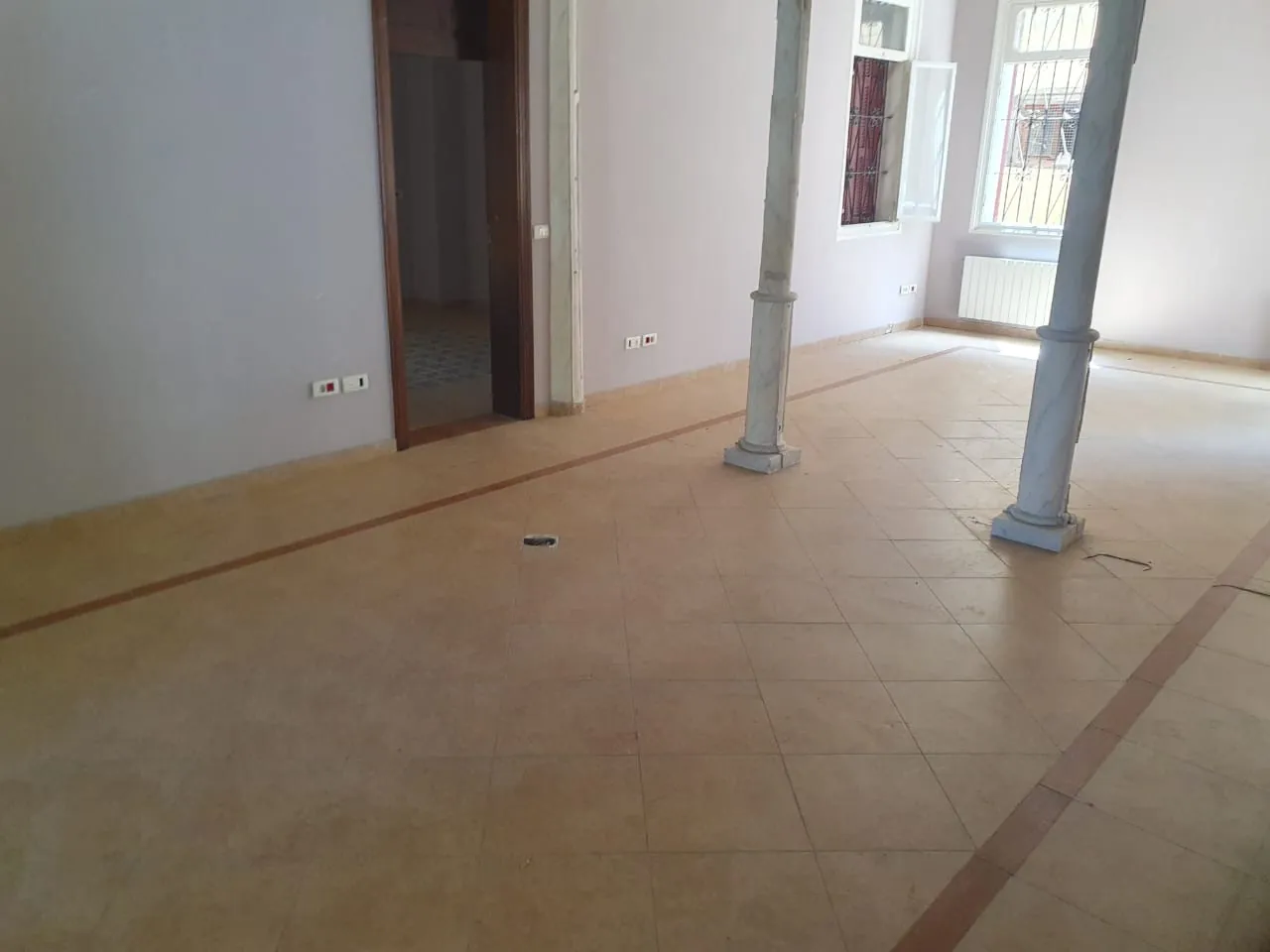 Building of 3 Floors with Front Garden for Sale in Achrafieh — الصورة 2