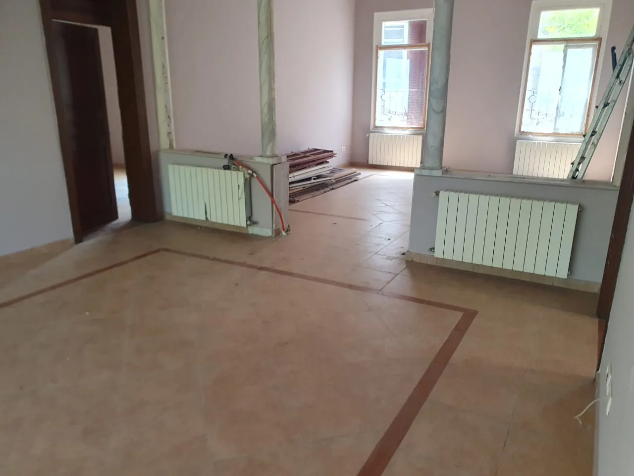 Building of 3 Floors with Front Garden for Sale in Achrafieh — الصورة 3