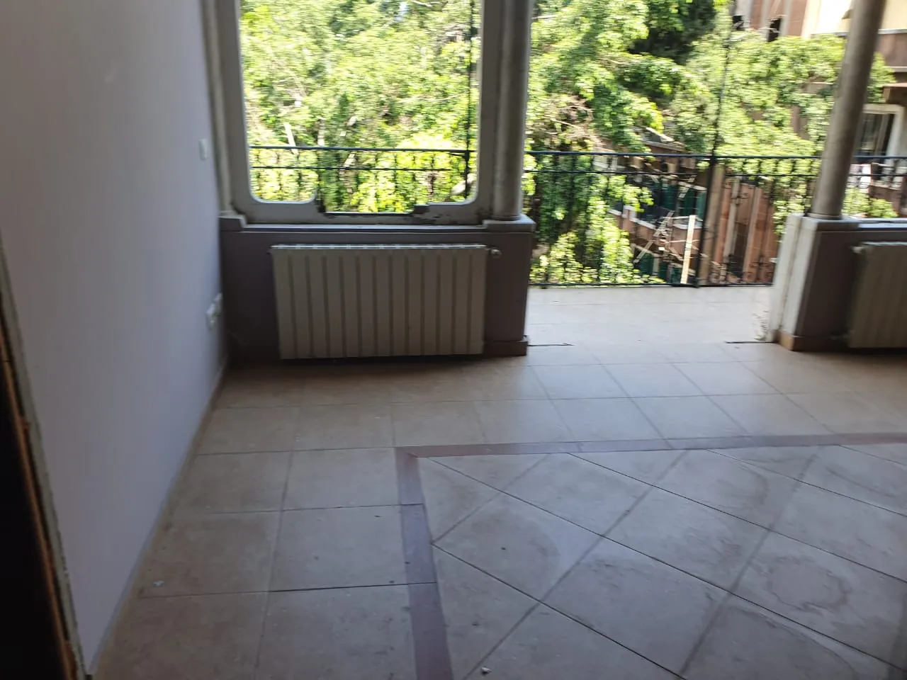Building of 3 Floors with Front Garden for Sale in Achrafieh — الصورة 5