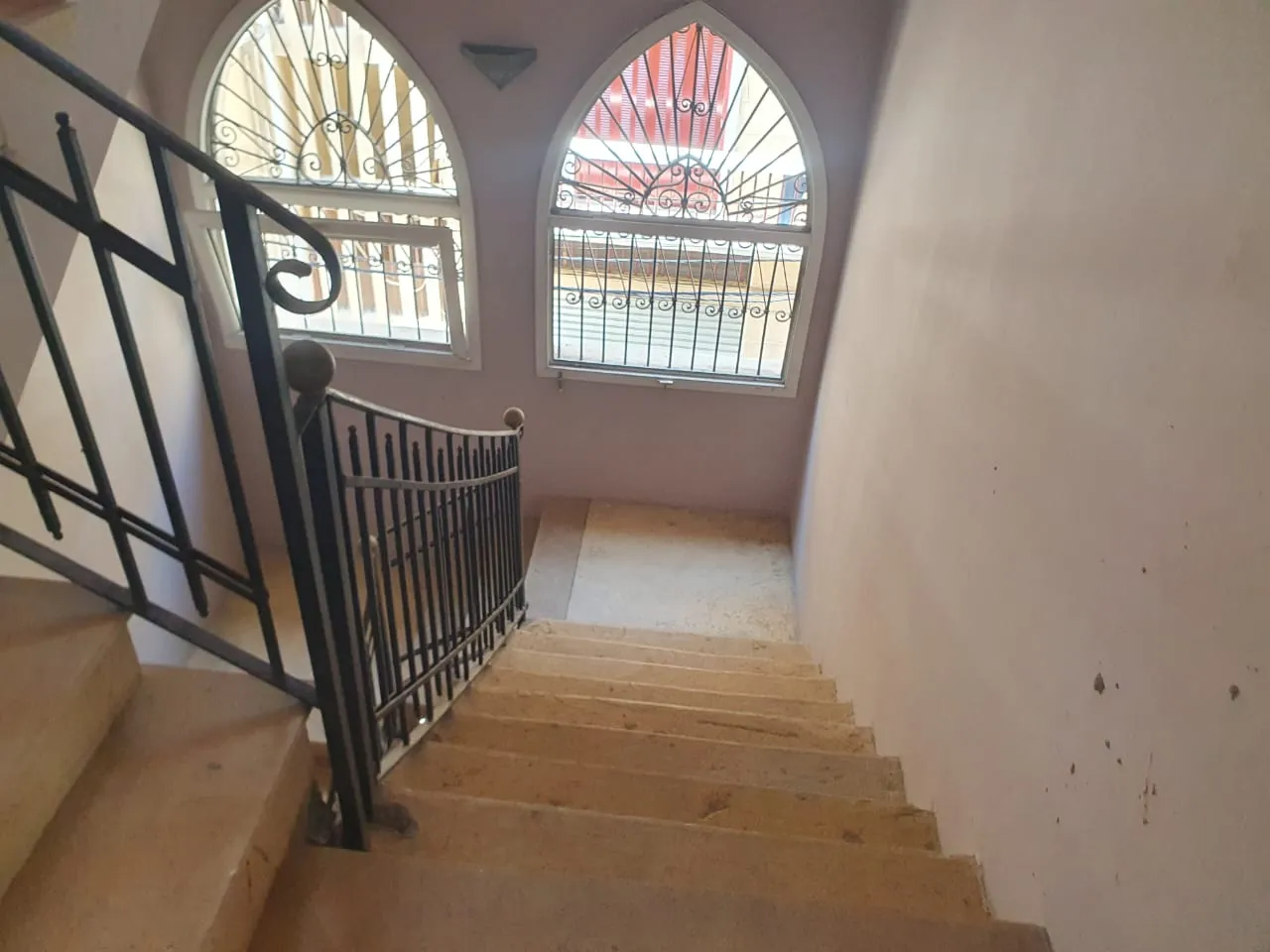 Building of 3 Floors with Front Garden for Sale in Achrafieh — الصورة 6