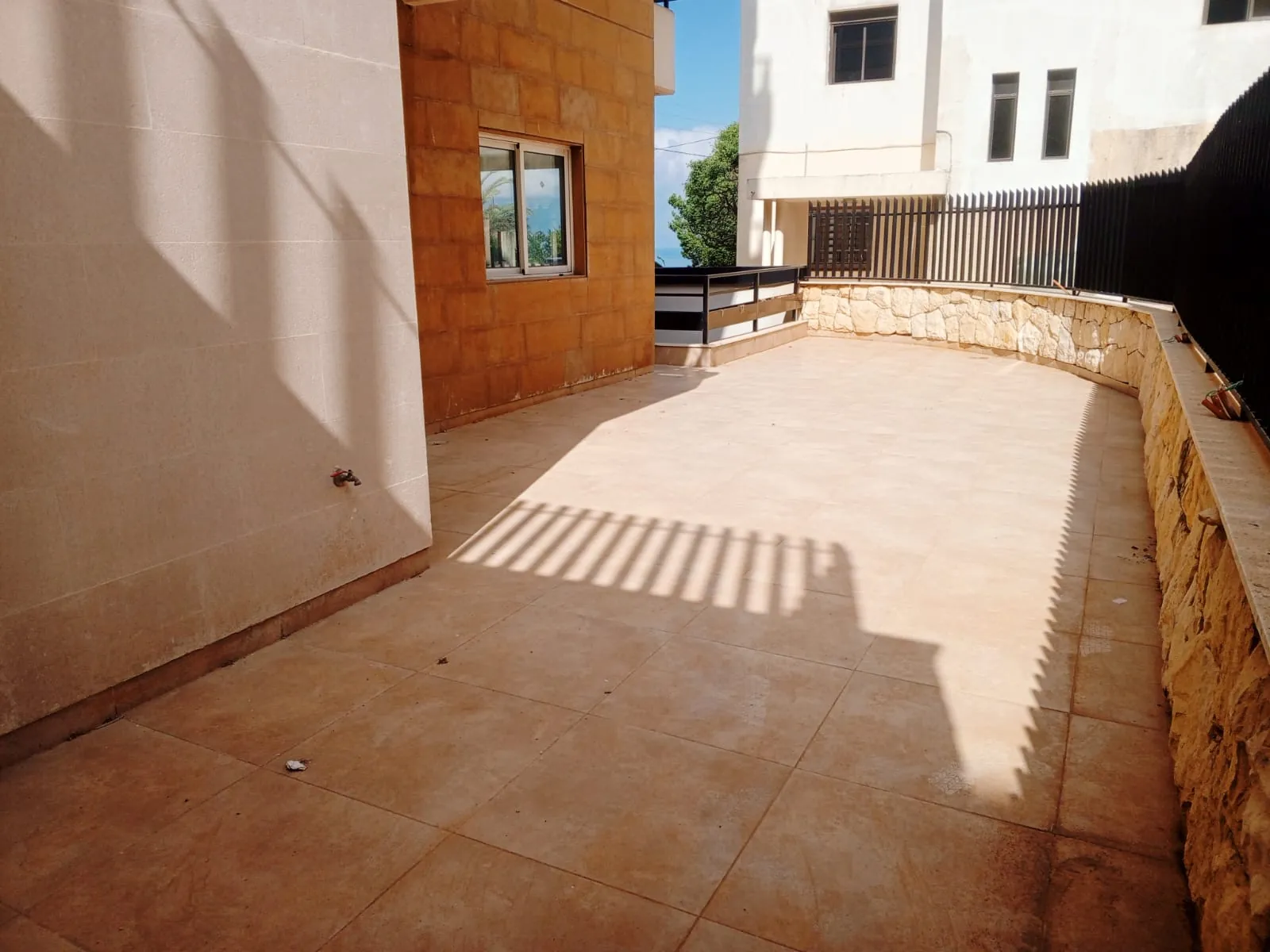 Apartment with Terrace & Partial Sea View for Sale in Jbeil — الصورة 2
