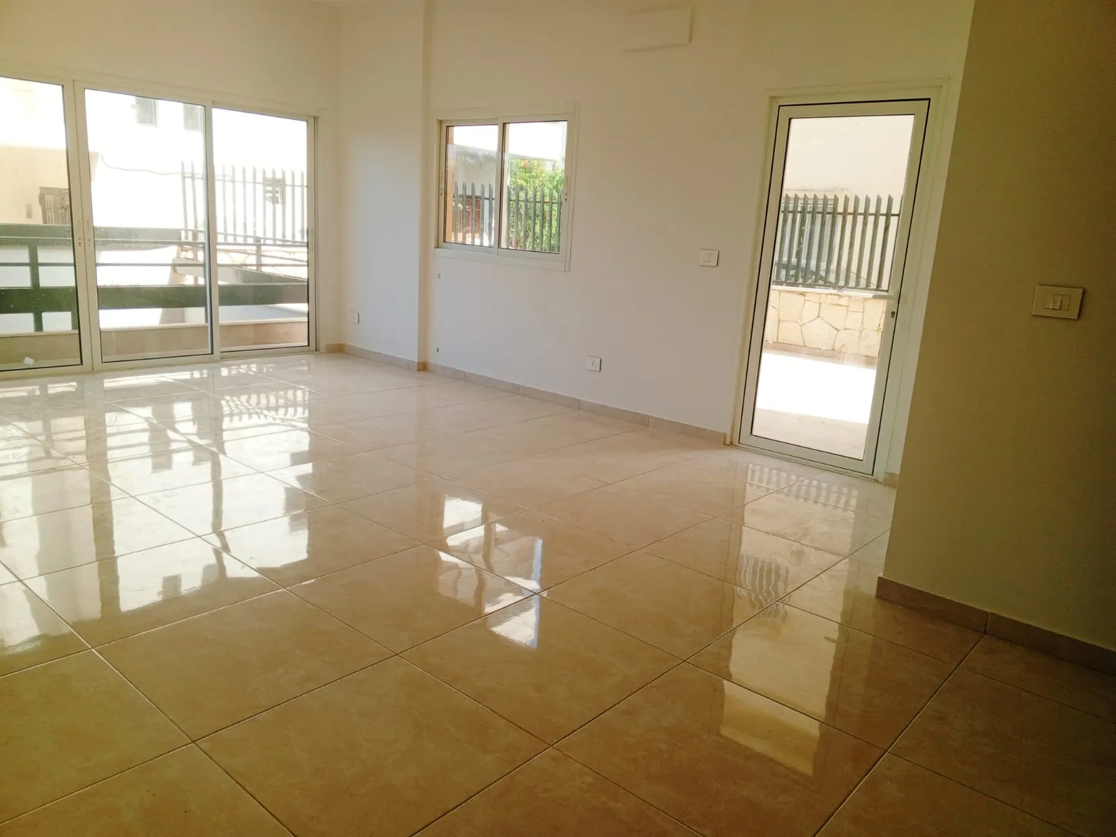 Apartment with Terrace & Partial Sea View for Sale in Jbeil — الصورة 3