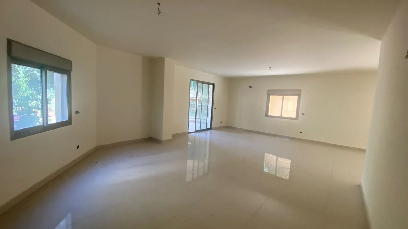 Spacious Apartment With Terrace for Sale in Dik El Mehdi — الصورة 2