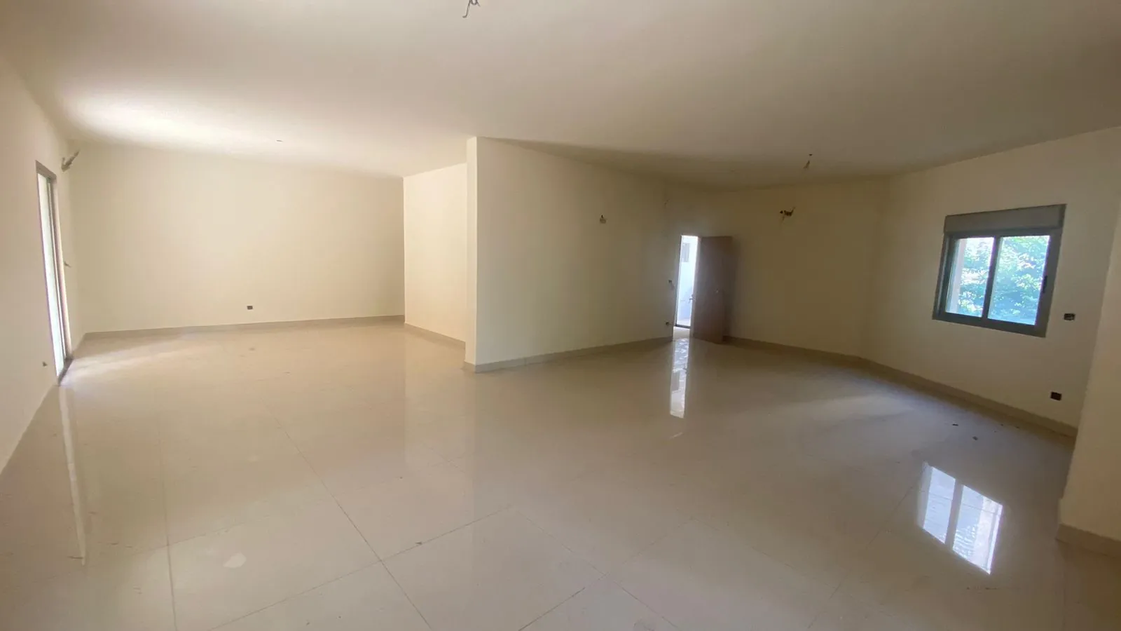 Spacious Apartment With Terrace for Sale in Dik El Mehdi — الصورة 3