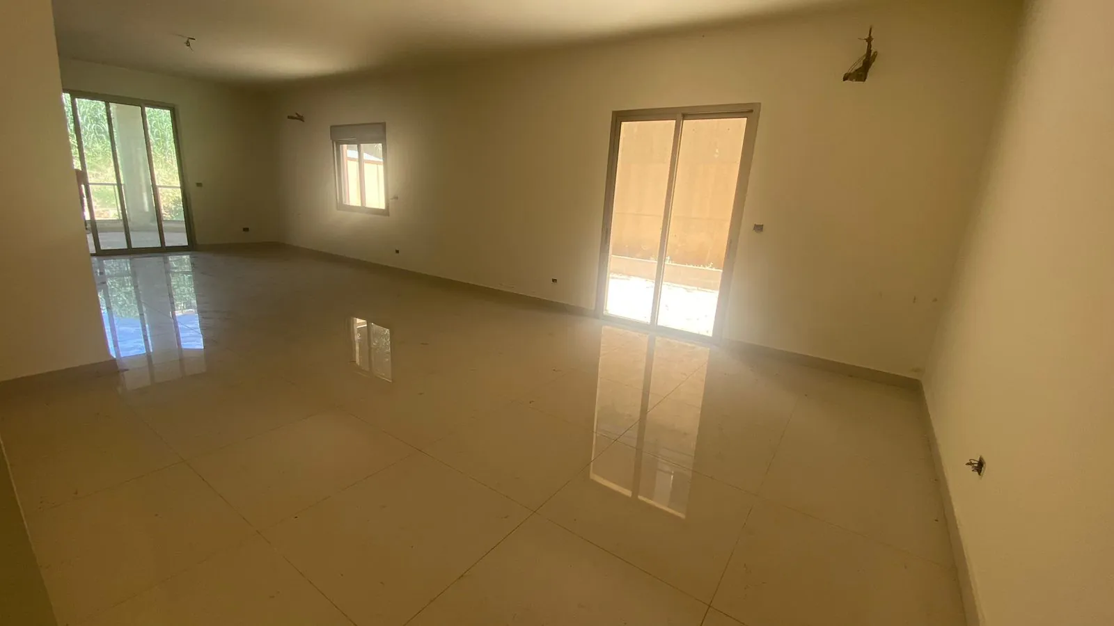 Spacious Apartment With Terrace for Sale in Dik El Mehdi — الصورة 4