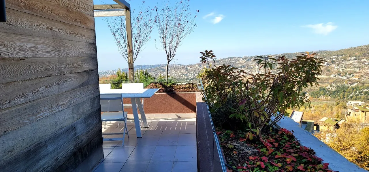 Furnished Chalet With Terrace for Rent in A Well Known Resort in Fakra — الصورة 3