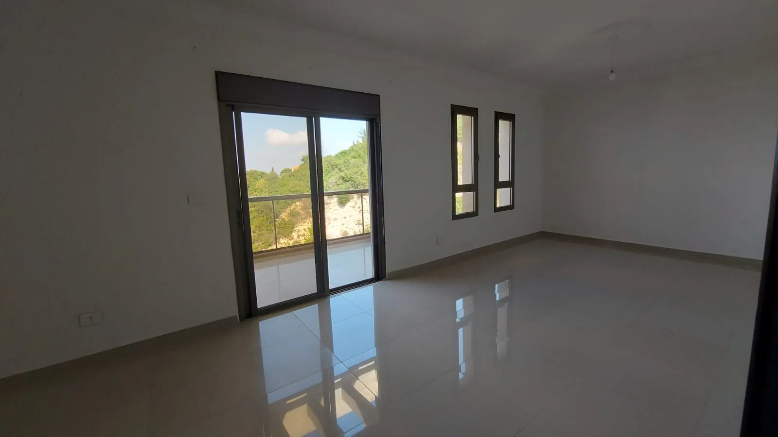 3-Bedroom Apartment With Seaview for Rent in Halat — photo 2