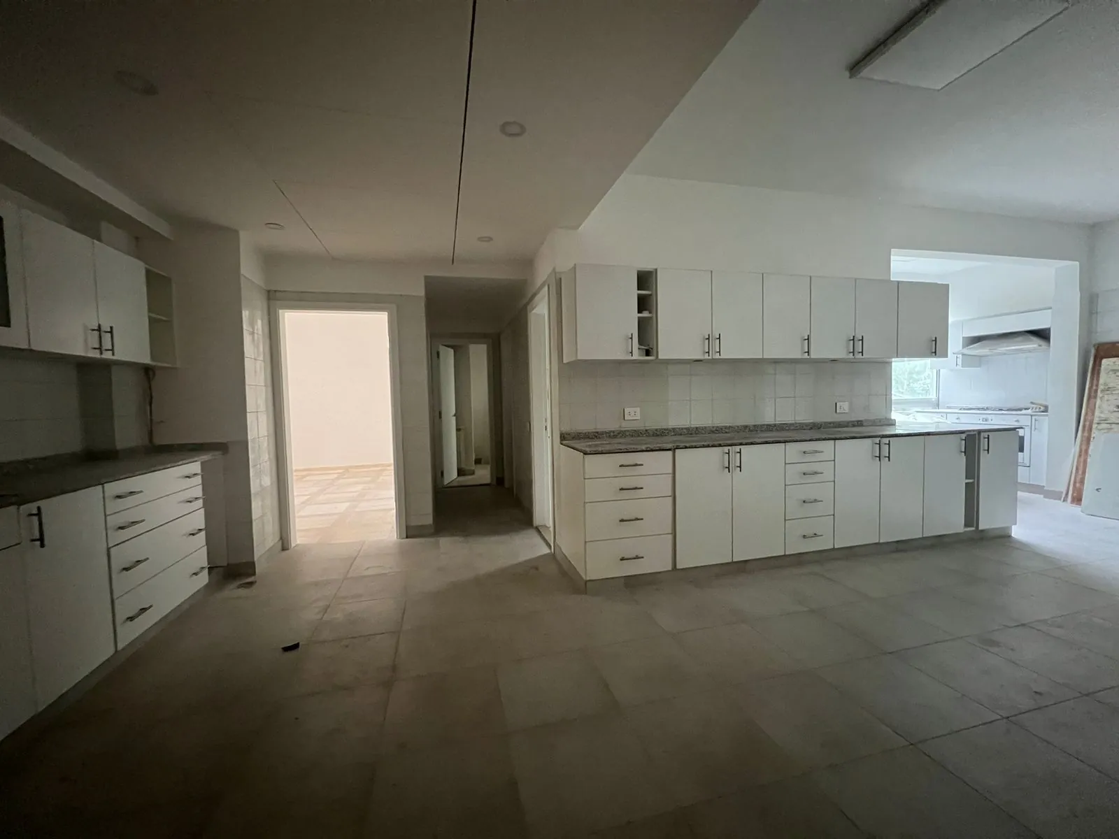 Fully Renovated Apartment for Rent in Achrafieh, Tabaris — الصورة 4