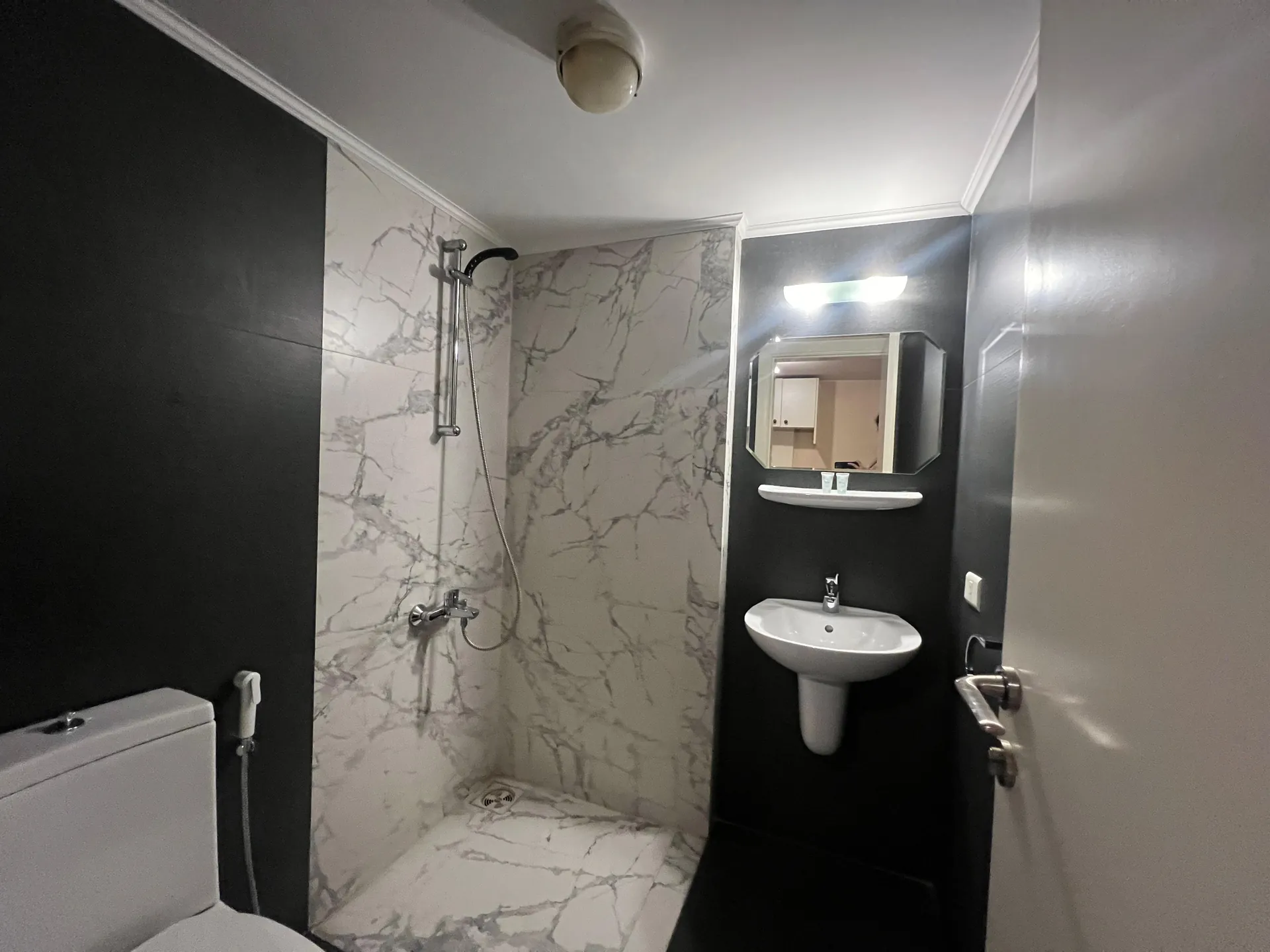 Fully Furnished and Functional Hotel for Sale in Kfarhbeib Ghazir — الصورة 5