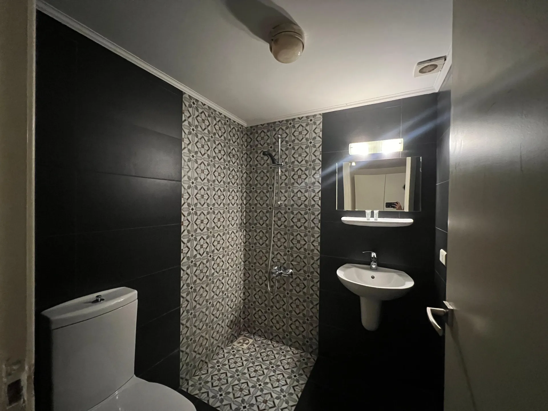 Fully Furnished and Functional Hotel for Sale in Kfarhbeib Ghazir — الصورة 8