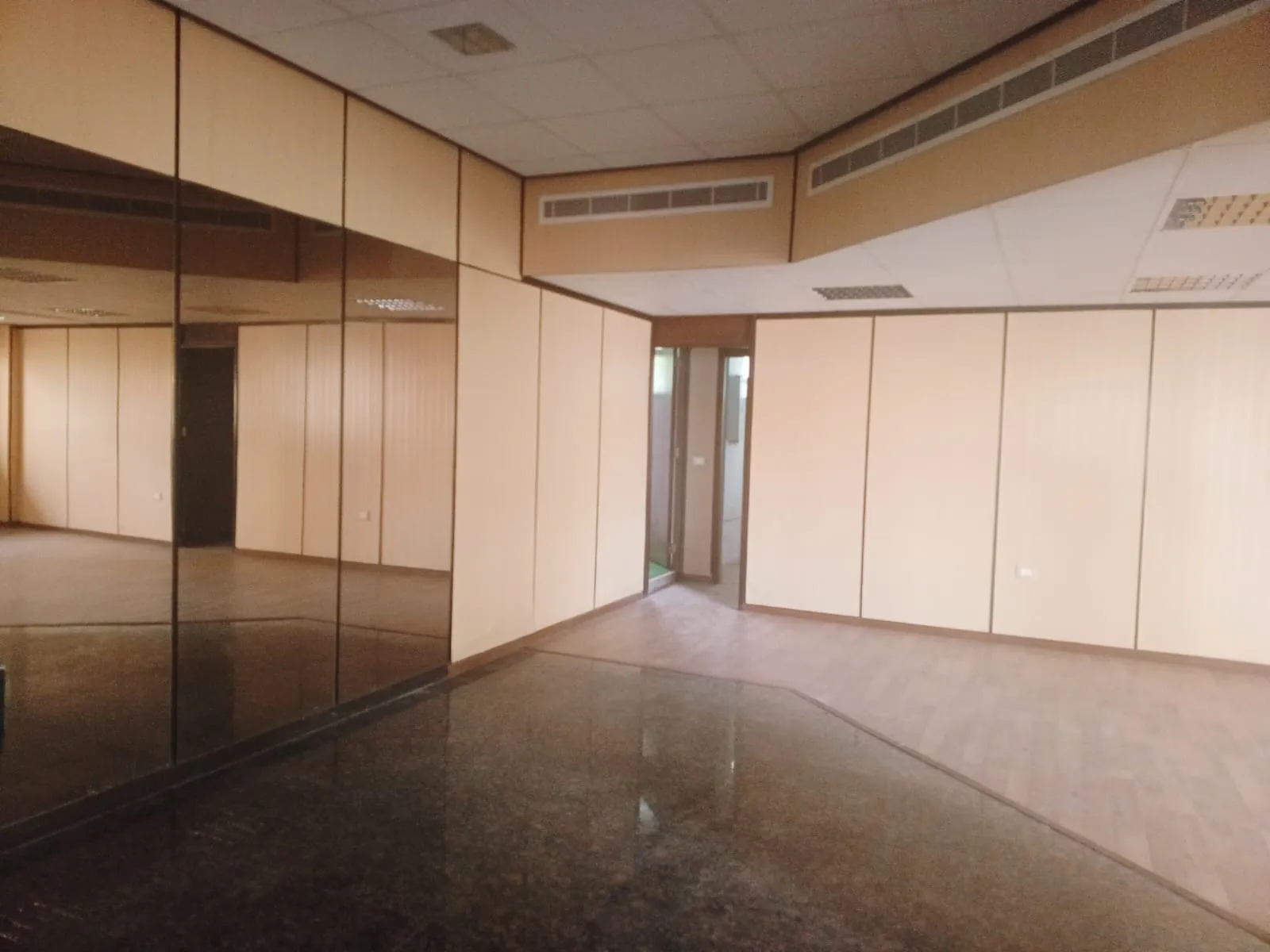 Spacious Office for Sale in Prime location in Jounieh — الصورة 2
