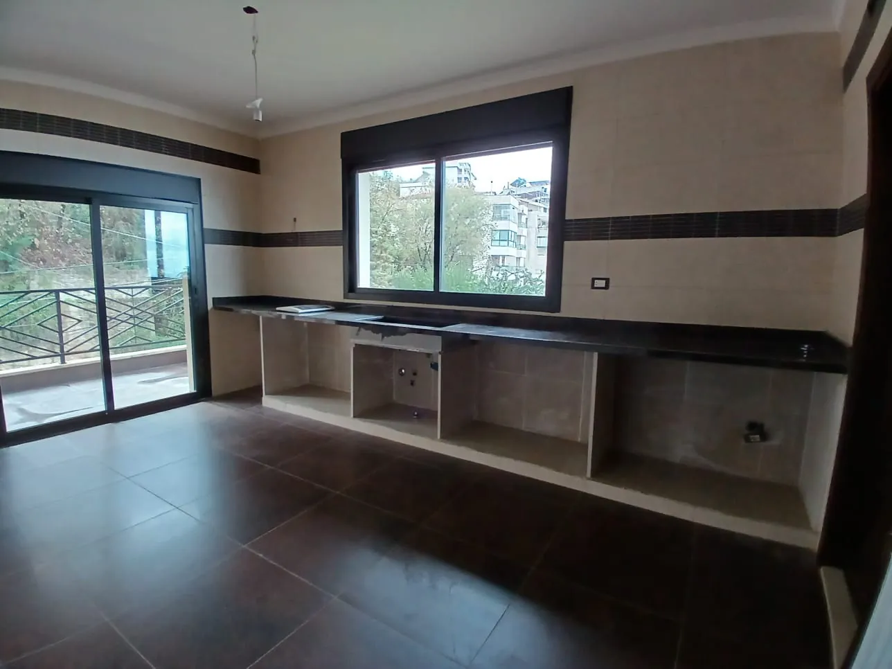 Spacious Apartment for Sale In Mazraat Yachouh — الصورة 3