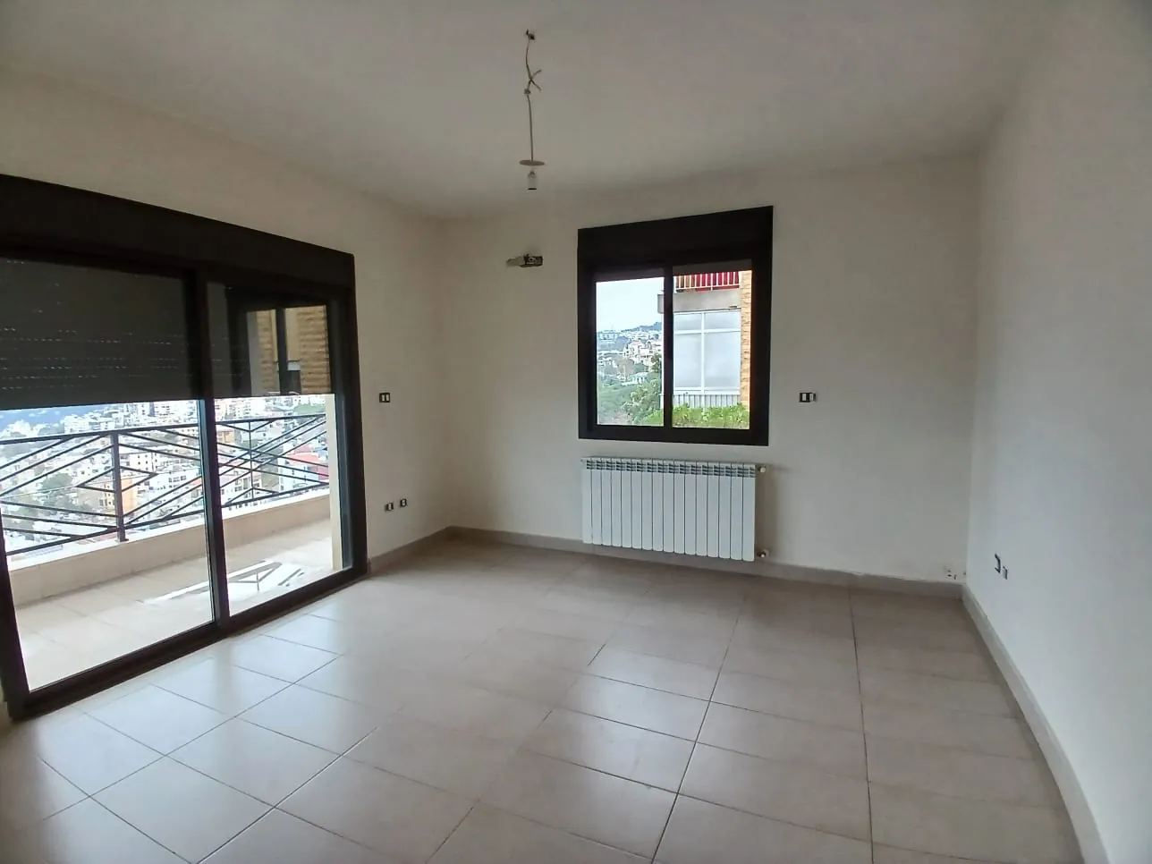 Spacious Apartment for Sale In Mazraat Yachouh — الصورة 9
