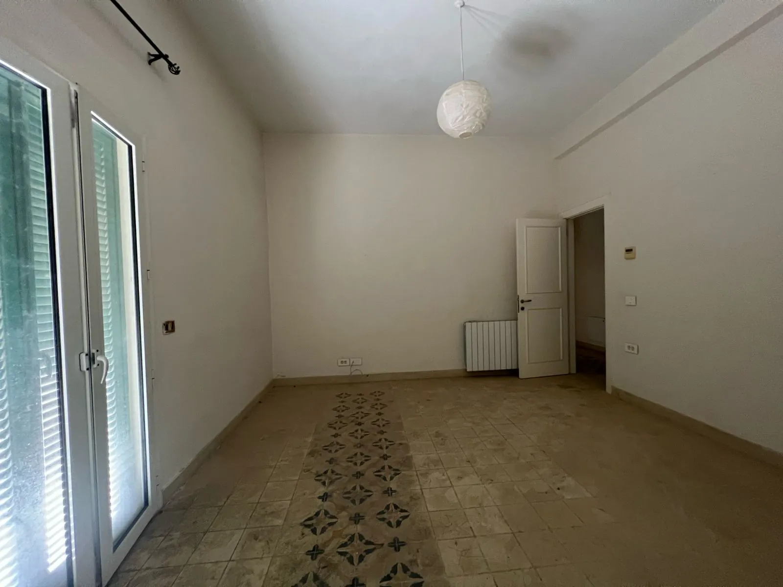 High Ceiling Vintage Apartment with Terrace for Rent In Achrafieh — الصورة 10