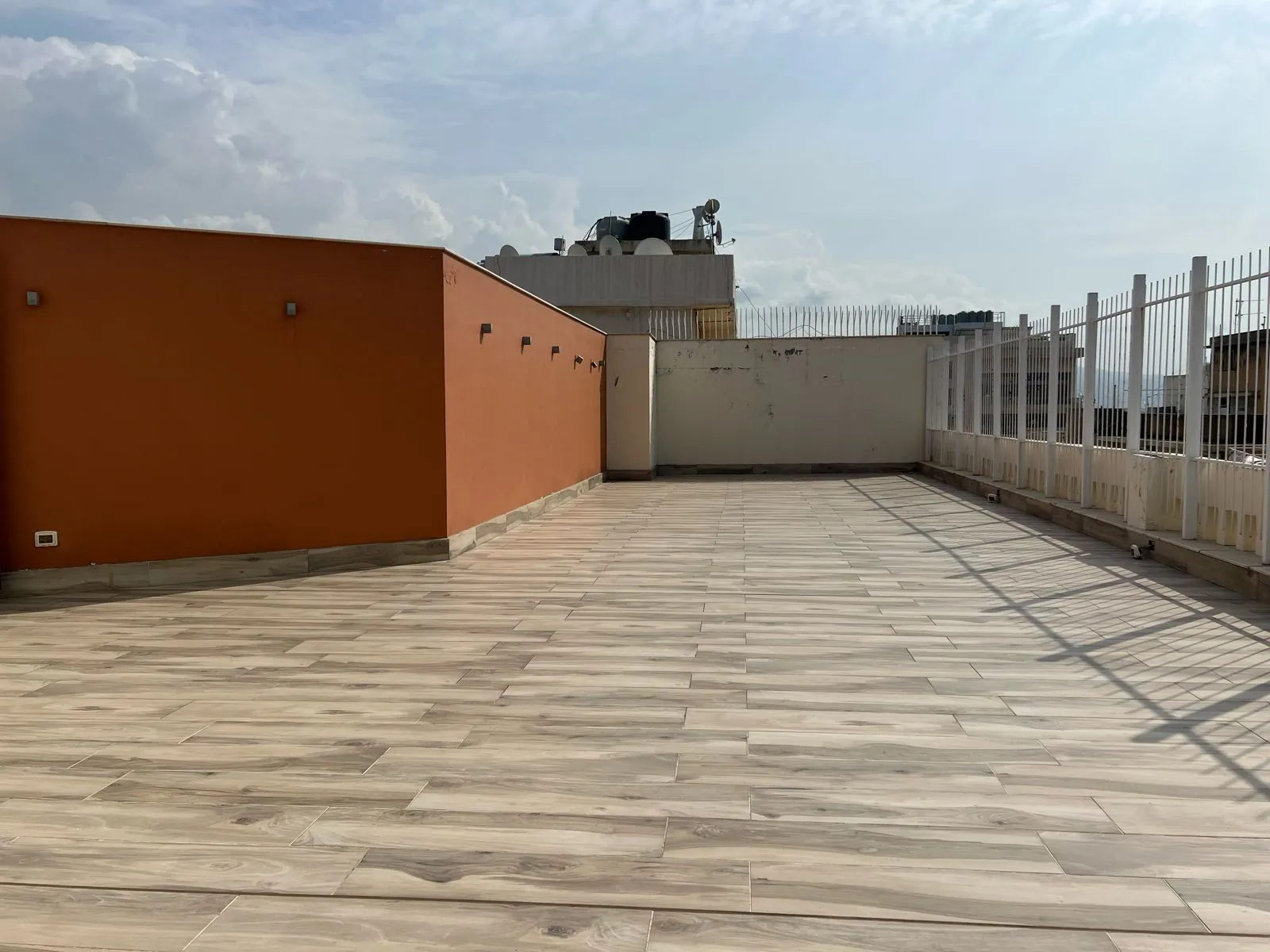 High Ceiling Vintage Apartment with Terrace for Rent In Achrafieh — الصورة 2
