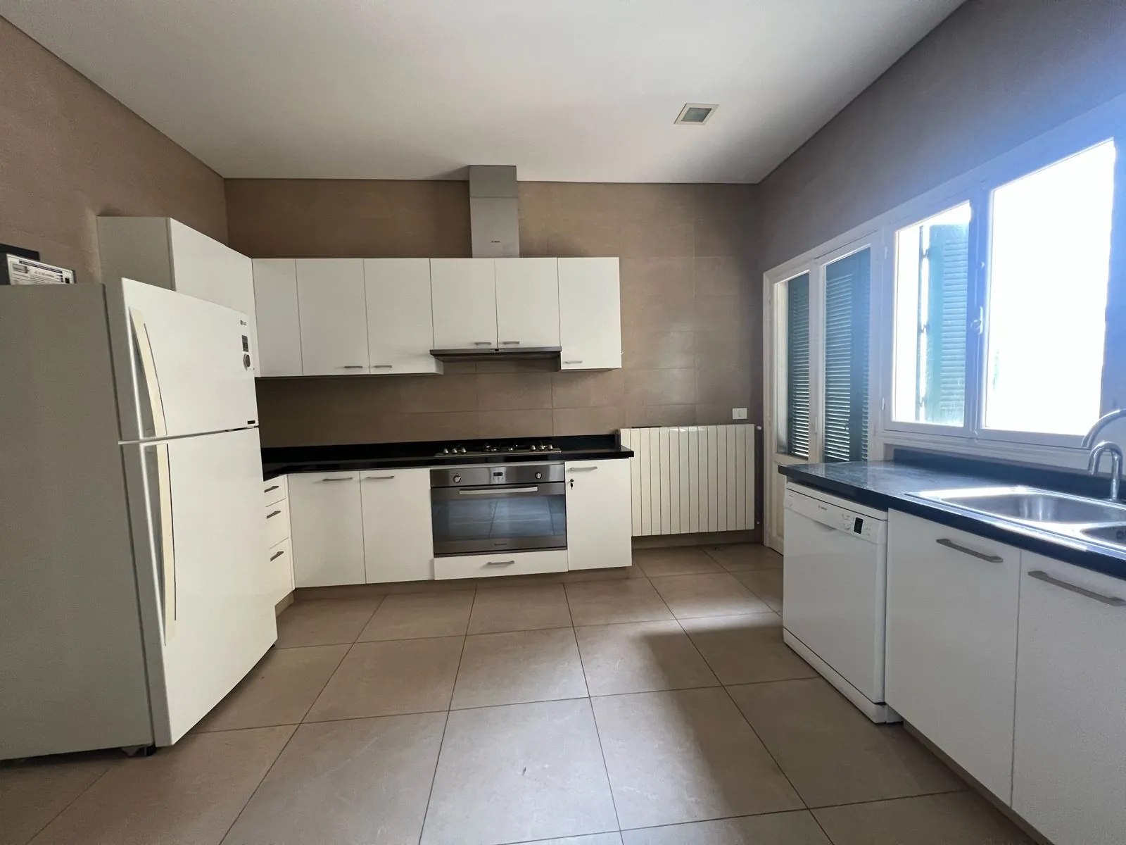 High Ceiling Vintage Apartment with Terrace for Rent In Achrafieh — الصورة 3