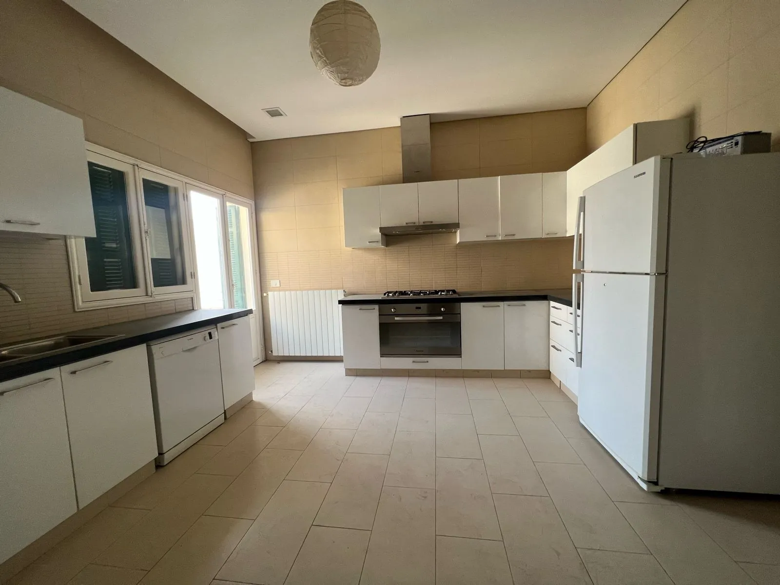 High Ceiling Vintage Apartment with Terrace for Rent In Achrafieh — الصورة 4