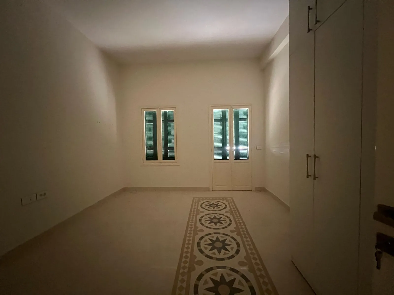 High Ceiling Vintage Apartment with Terrace for Rent In Achrafieh — الصورة 5