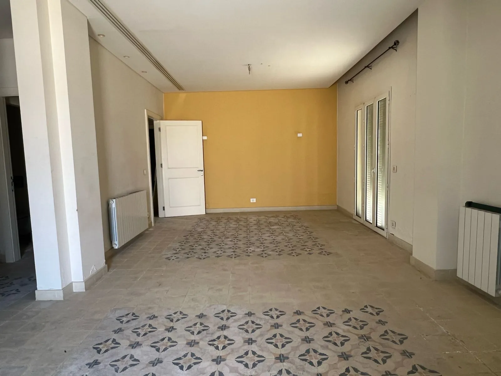 High Ceiling Vintage Apartment with Terrace for Rent In Achrafieh — الصورة 6