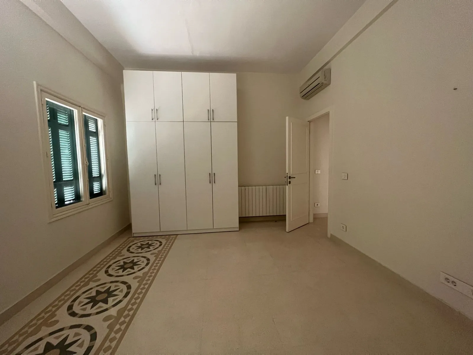 High Ceiling Vintage Apartment with Terrace for Rent In Achrafieh — الصورة 8
