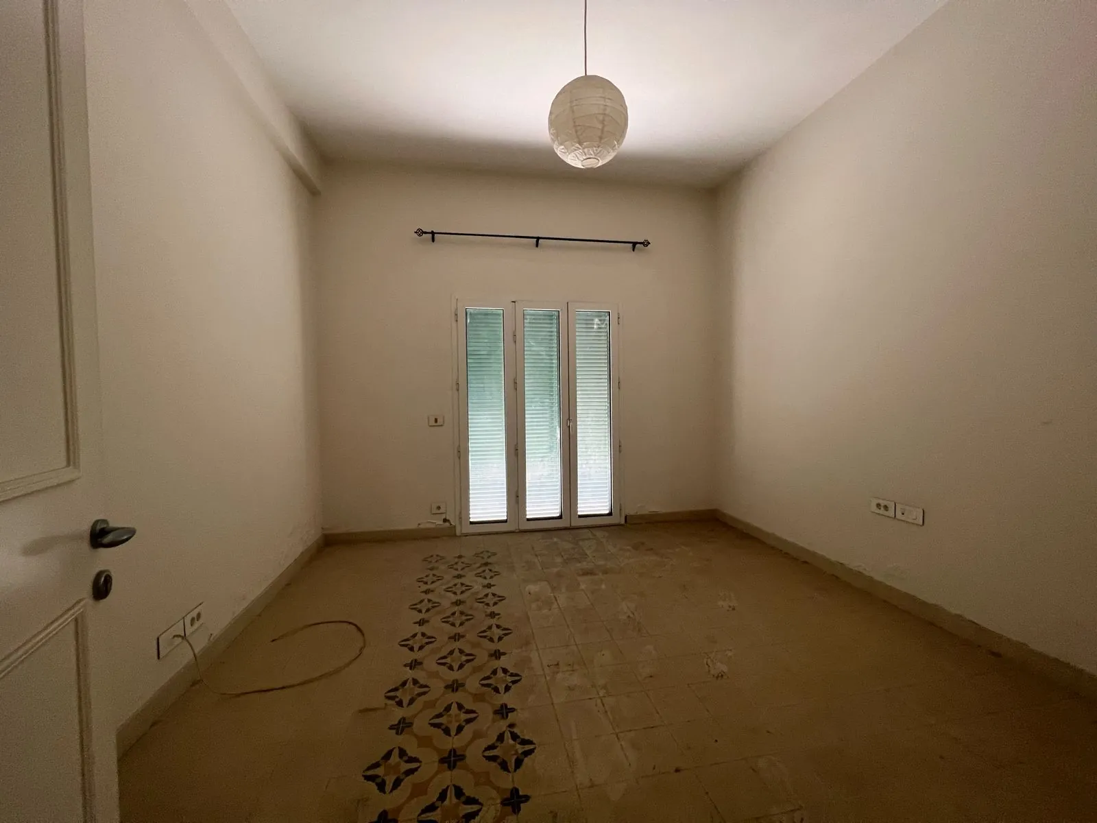 High Ceiling Vintage Apartment with Terrace for Rent In Achrafieh — الصورة 9