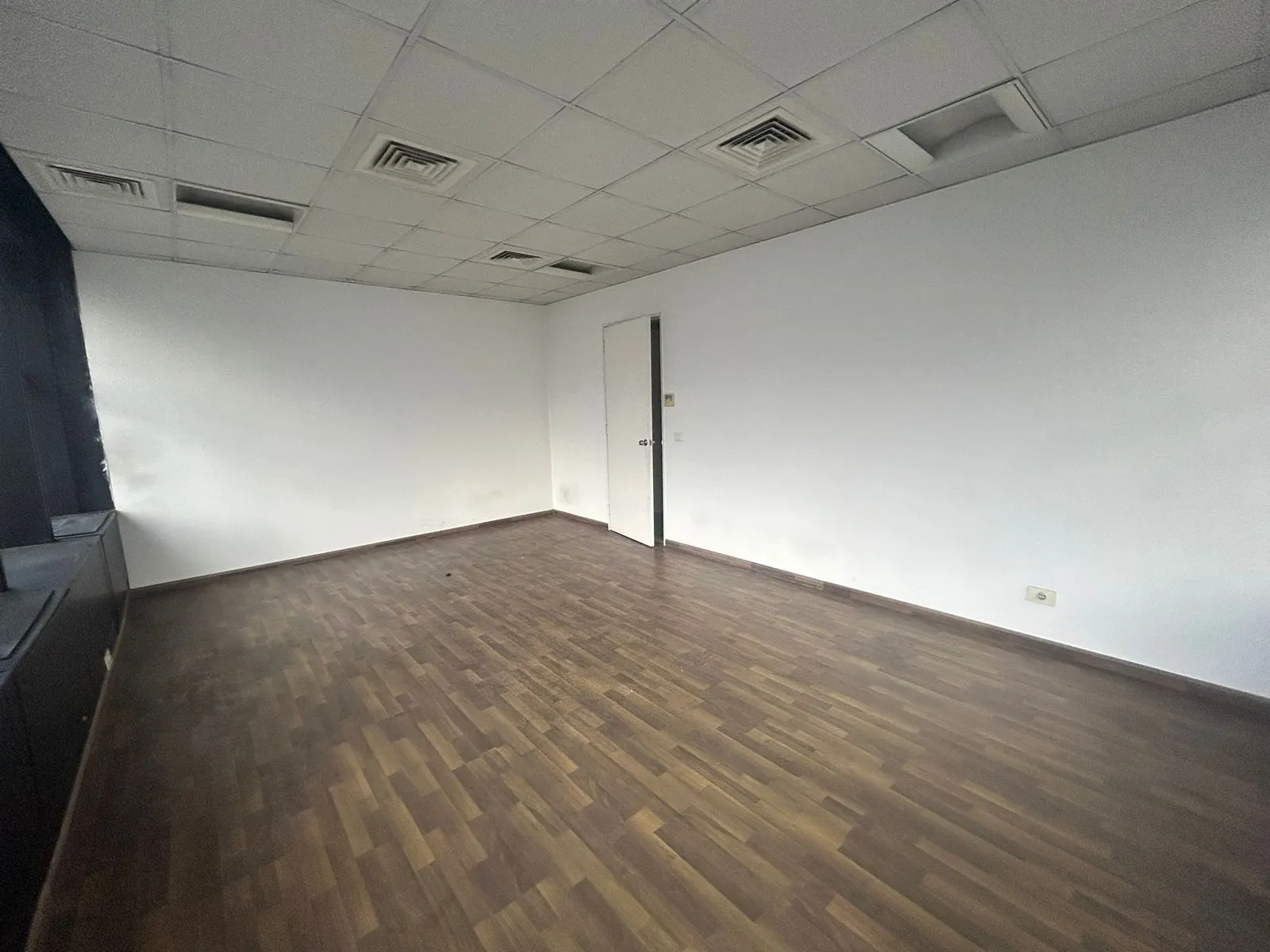 160 SQM Office for Rent in Hamra, Ras Beirut — الصورة 3