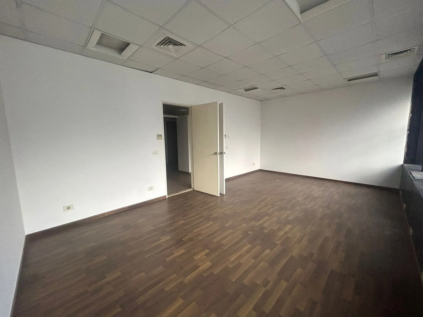 160 SQM Office for Rent in Hamra, Ras Beirut — الصورة 4