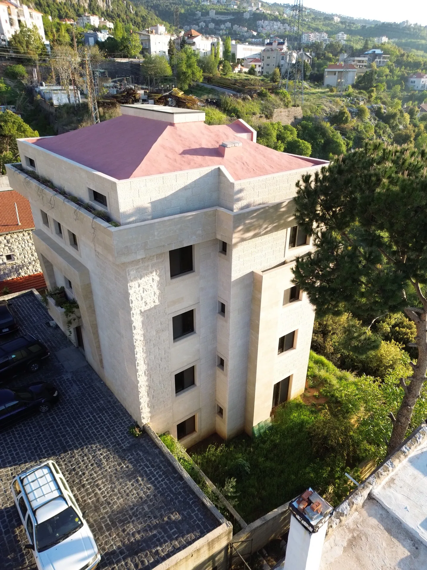 A High-End Well Constructed Building For Sale In Bikfaya — الصورة 3