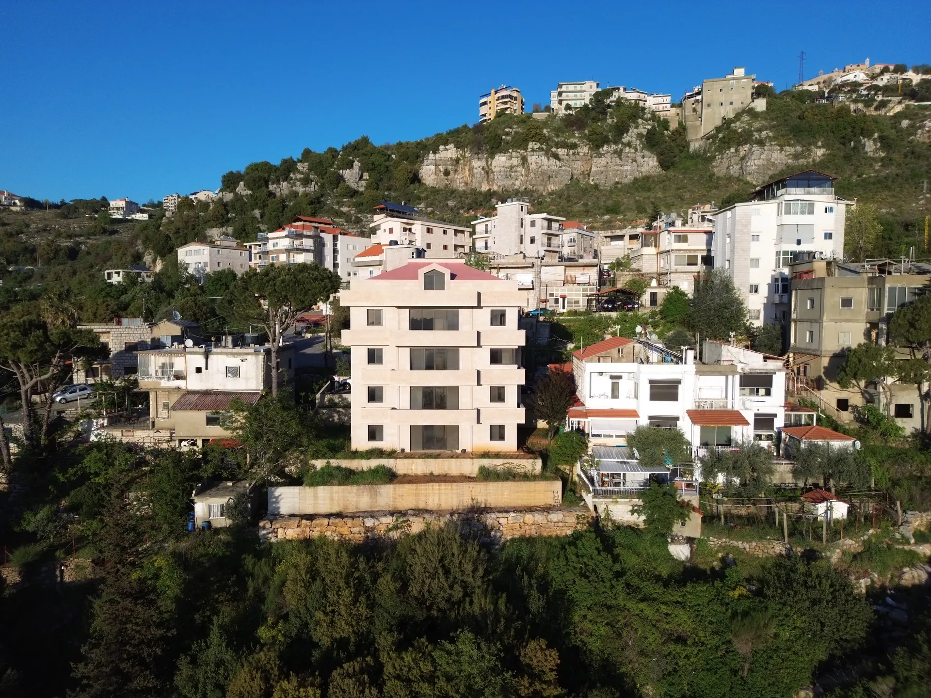 A High-End Well Constructed Building For Sale In Bikfaya — الصورة 4