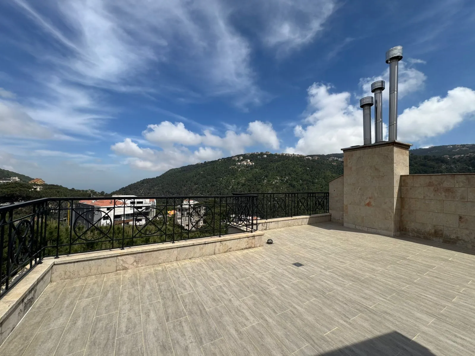 Luxurious High-End Duplex with Mountain View For Sale in Baabdat — الصورة 2