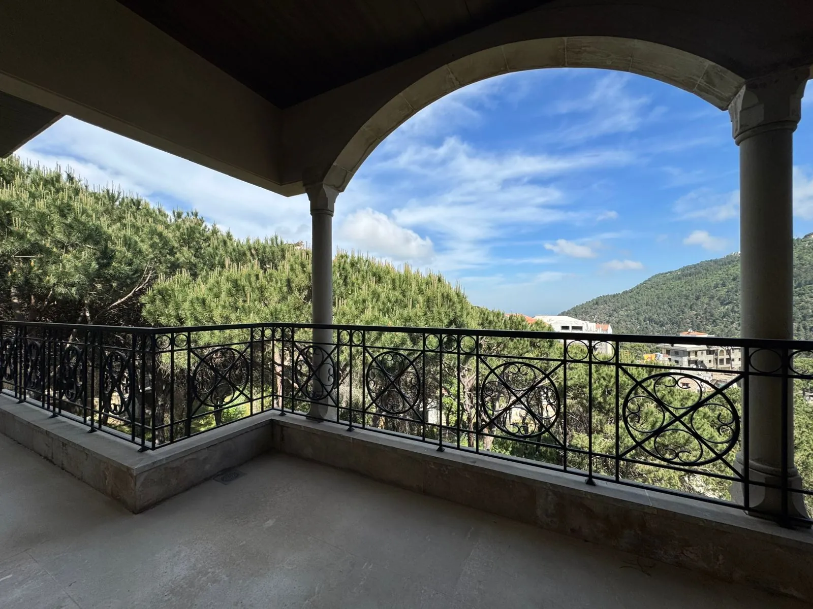 Luxurious High-End Duplex with Mountain View For Sale in Baabdat — الصورة 4