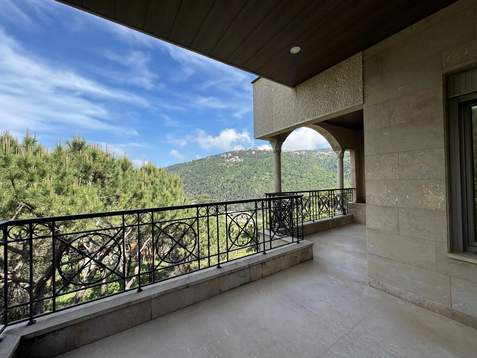 Luxurious High-End Duplex with Mountain View For Sale in Baabdat — الصورة 5